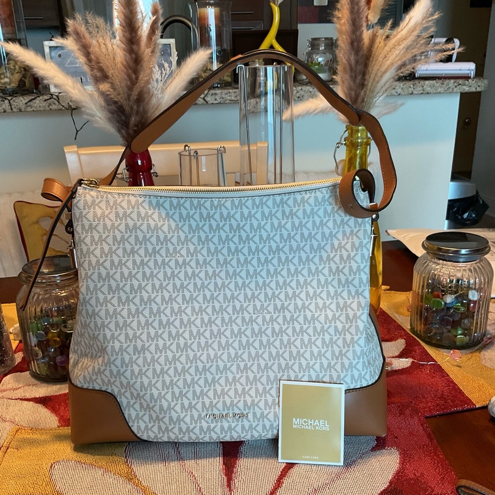 Michael Kors Large Purse EUC w unique gold lock logo multiple compartments $150